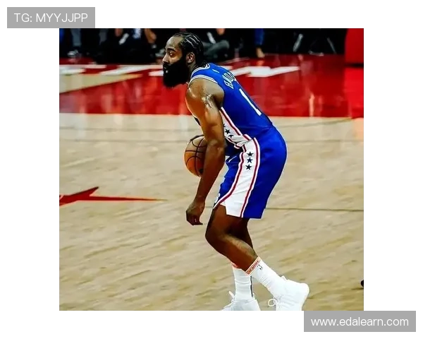 哈登半场表现低迷仅得1分却送出10次助攻展现团队精神